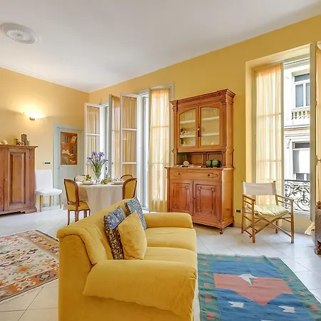 The Townhouse With Balcony - Happy