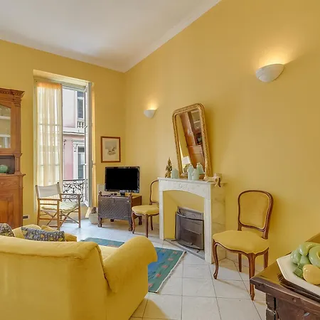 The Townhouse With Balcony - Happy