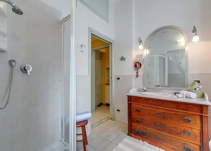 The Townhouse - Happy * Μεντόν